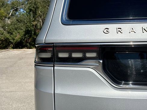 Used 2024 Jeep Grand Wagoneer L Series III image 10