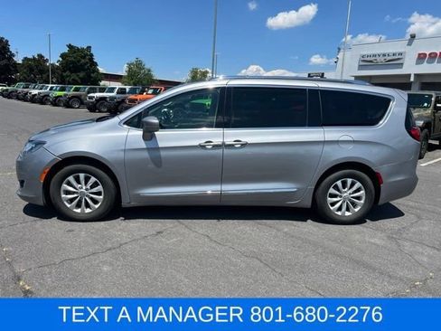 Used 2018 Chrysler Pacifica Touring-L FWD image 2