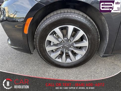 Used 2024 Chrysler Pacifica Limited FWD image 11