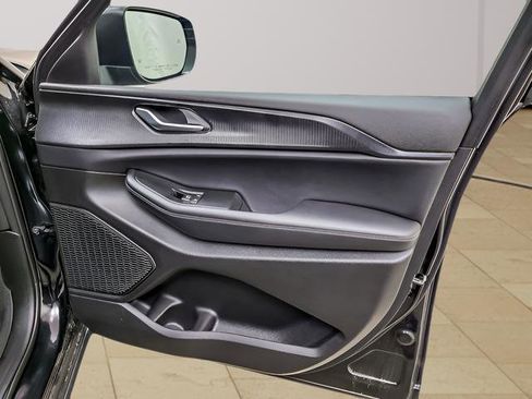 Used 2025 Jeep Grand Cherokee Laredo X image 26