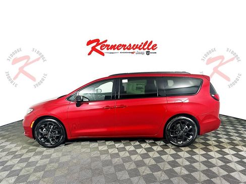 New 2026 Chrysler Pacifica Limited w/ Uconnect Theater Family Group image 4