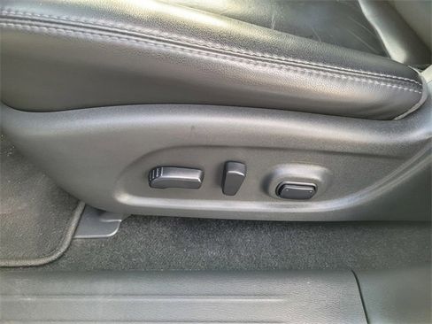 Used 2018 Nissan Pathfinder SL image 17