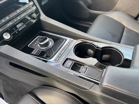 Used 2017 Jaguar F-PACE Premium image 17