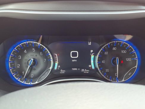 Used 2024 Chrysler Pacifica Touring-L FWD image 20