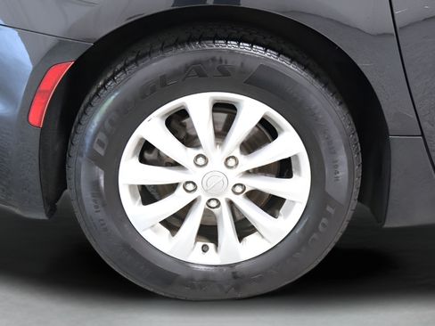 Used 2018 Chrysler Pacifica Touring-L FWD image 34