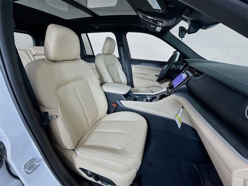 New 2025 Jeep Grand Cherokee Limited image 31