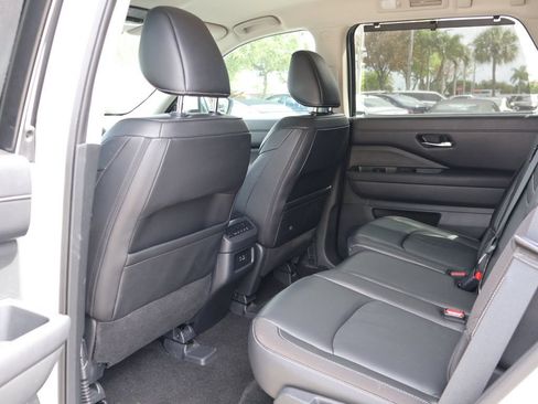 Used 2024 Nissan Pathfinder SL FWD image 38