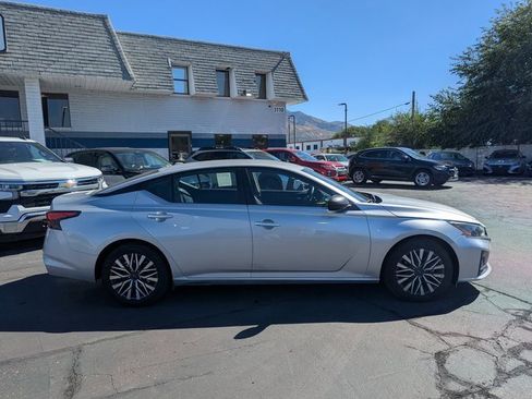 Used 2024 Nissan Altima 2.5 SV image 2