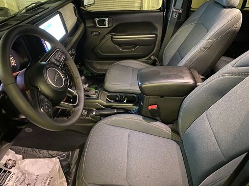 Used 2024 Jeep Gladiator Sport AWD/4WD image 6