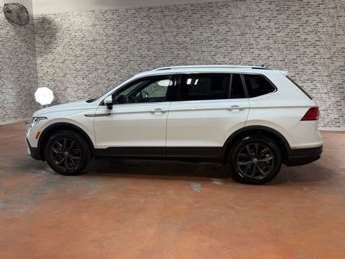 Used 2024 Volkswagen Tiguan SE w/ Panoramic Sunroof Package FWD image 4