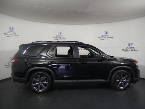 Used 2025 Honda Pilot Sport image 3
