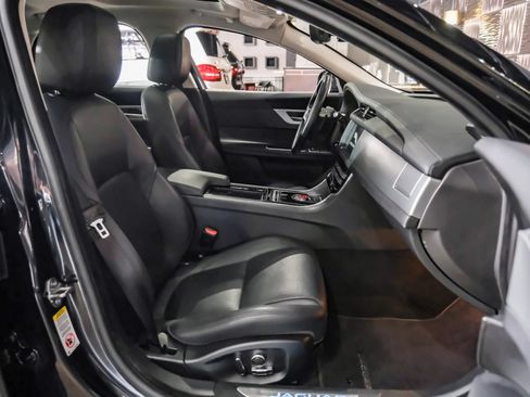 Used 2020 Jaguar XF Prestige RWD image 31