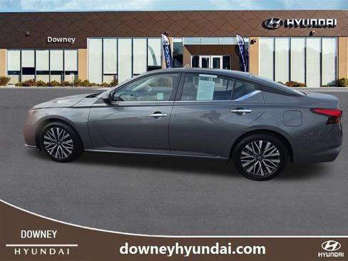 Used 2025 Nissan Altima 2.5 SV FWD image 2