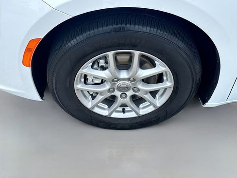 Used 2024 Chrysler Pacifica Touring-L FWD image 31