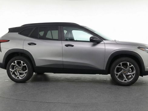 Used 2025 Chevrolet Trax LT FWD image 11