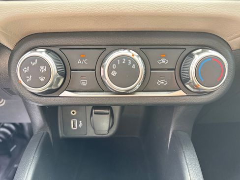 Certified 2021 Nissan Versa SV FWD image 29