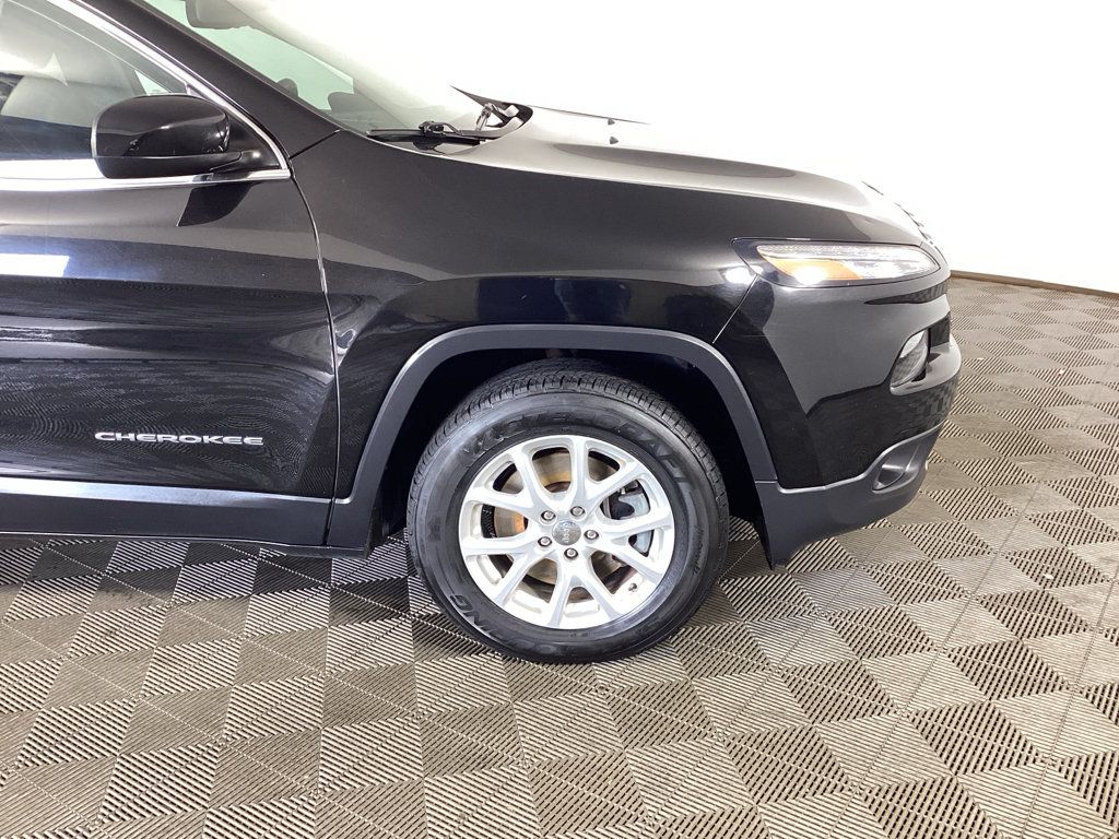 Used 2017 Jeep Cherokee Latitude AWD/4WD image 7