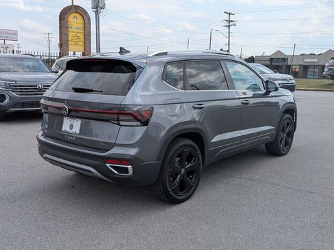 Used 2025 Volkswagen Taos SEL AWD/4WD image 3