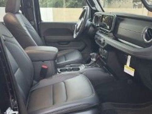 Used 2025 Jeep Gladiator Sport image 9