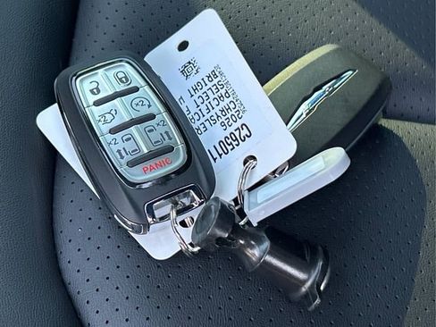 New 2026 Chrysler Pacifica Select image 7