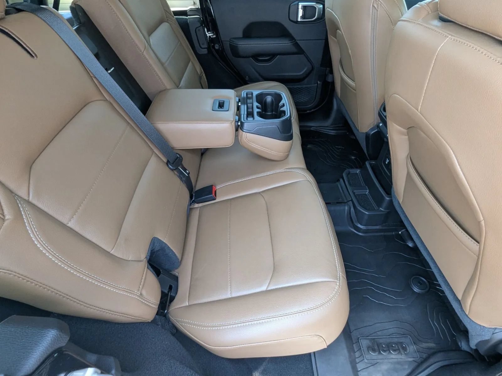 Used 2022 Jeep Wrangler Unlimited Sahara w/ LED Lighting Group AWD/4WD image 14