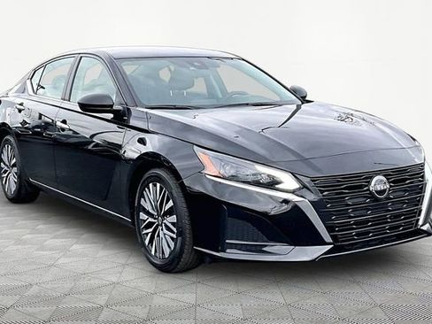 Used 2024 Nissan Altima 2.5 SV image 1