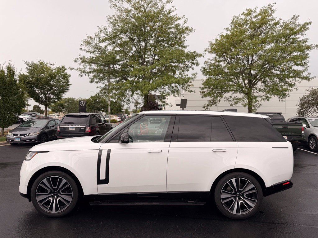 Used 2024 Land Rover Range Rover SE AWD/4WD image 2