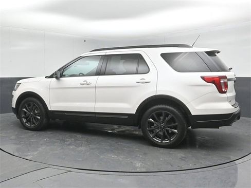 Certified 2018 Ford Explorer XLT w/ Equipment Group 202A image 6