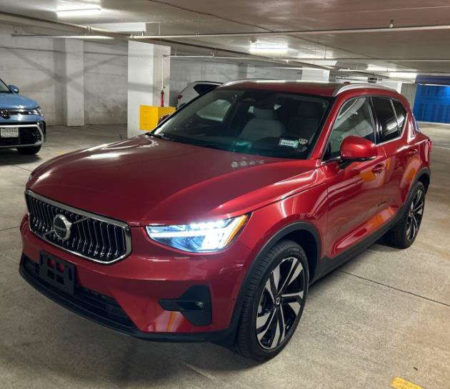 Used 2024 Volvo XC40 B5 Plus w/ Protection Package Premier AWD/4WD image 1