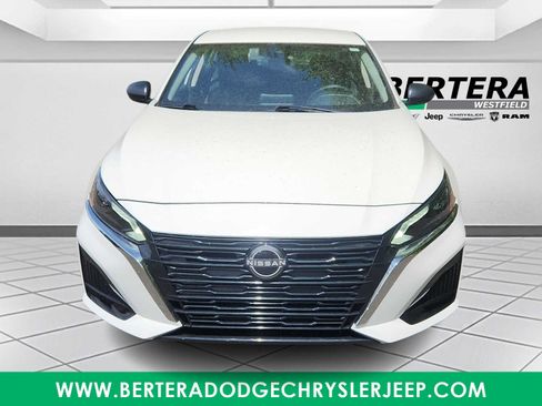 Used 2025 Nissan Altima 2.5 SV AWD/4WD image 2