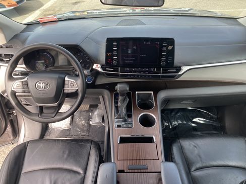 Used 2021 Toyota Sienna LE image 24