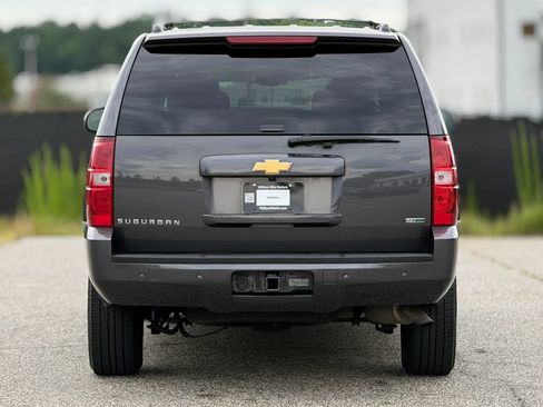 Used 2011 Chevrolet Suburban LT w/ Luxury Package AWD/4WD image 4