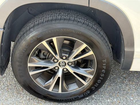 Used 2018 Toyota Highlander Plus FWD image 5