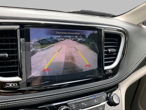 Used 2023 Chrysler Pacifica Limited FWD image 26