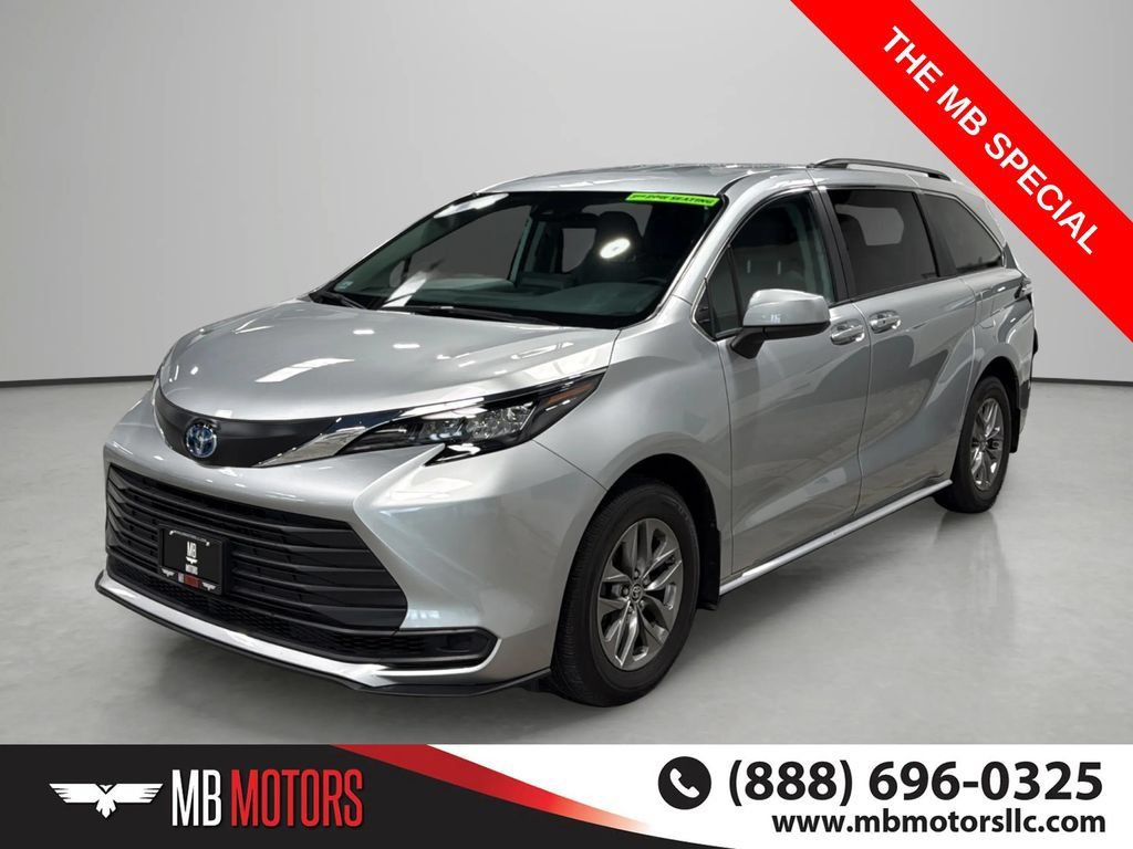 Used 2024 Toyota Sienna LE FWD image 1