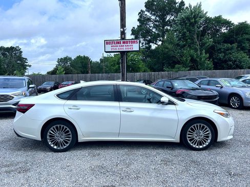 Used 2018 Toyota Avalon XLE Premium image 3