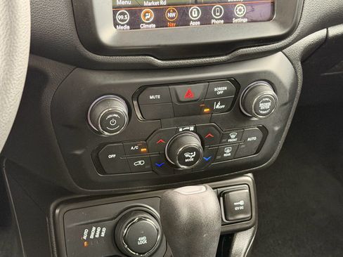 Used 2023 Jeep Renegade Latitude AWD/4WD image 18