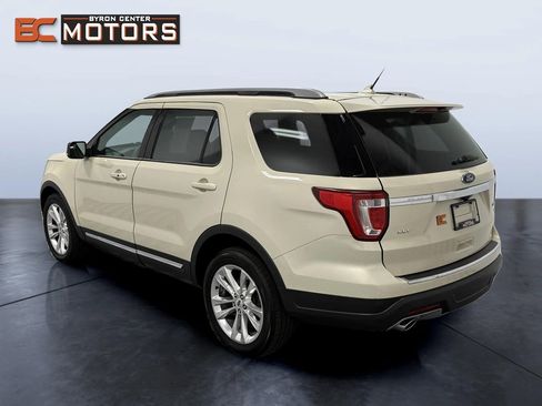 Used 2018 Ford Explorer XLT w/ Equipment Group 202A AWD/4WD image 4