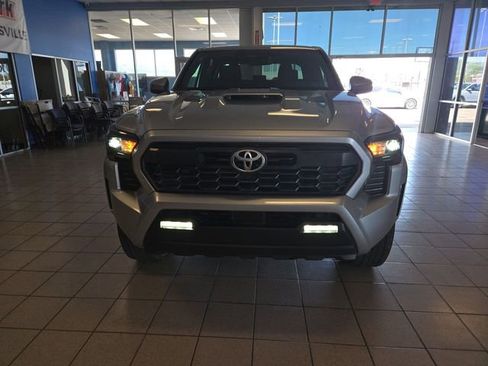 Used 2025 Toyota Tacoma TRD Sport AWD/4WD image 3