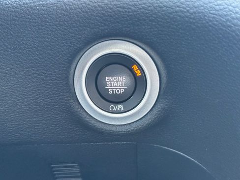 Used 2025 Chrysler Pacifica Limited FWD image 8