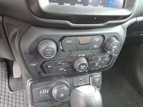Used 2023 Jeep Renegade Latitude AWD/4WD image 25