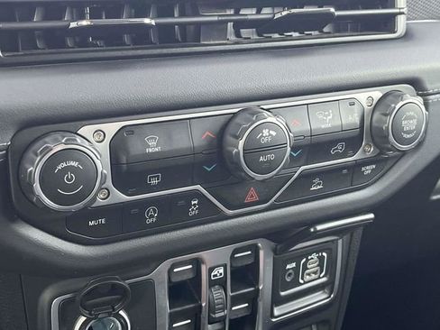 Used 2025 Jeep Wrangler Rubicon image 30