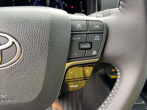 Used 2025 Toyota Camry SE image 32