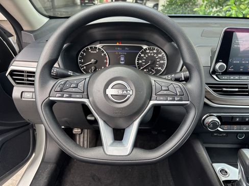 Used 2025 Nissan Altima 2.5 SV FWD image 29