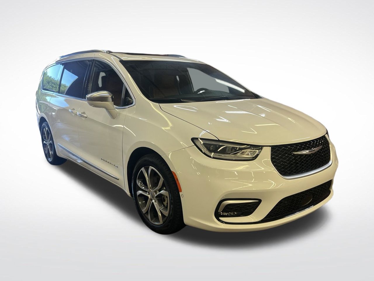 Used 2024 Chrysler Pacifica Pinnacle w/ Trailer Tow Group FWD image 2