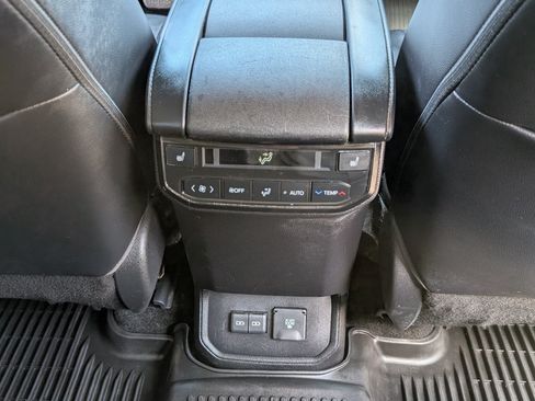 Used 2023 Toyota Highlander Platinum FWD image 8