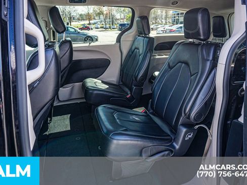 Used 2024 Chrysler Pacifica Touring-L FWD image 21