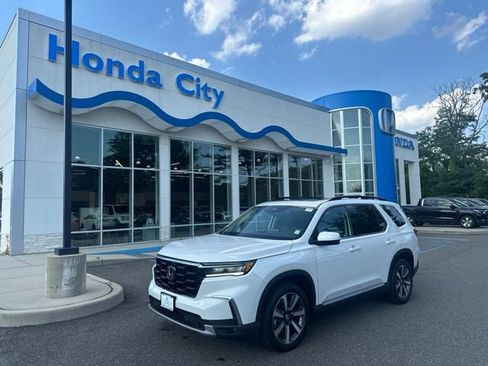 Used 2024 Honda Pilot Touring image 2