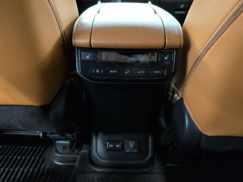 Used 2026 Toyota Highlander Platinum AWD/4WD image 22