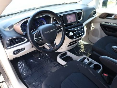 Used 2022 Chrysler Voyager LX FWD image 12
